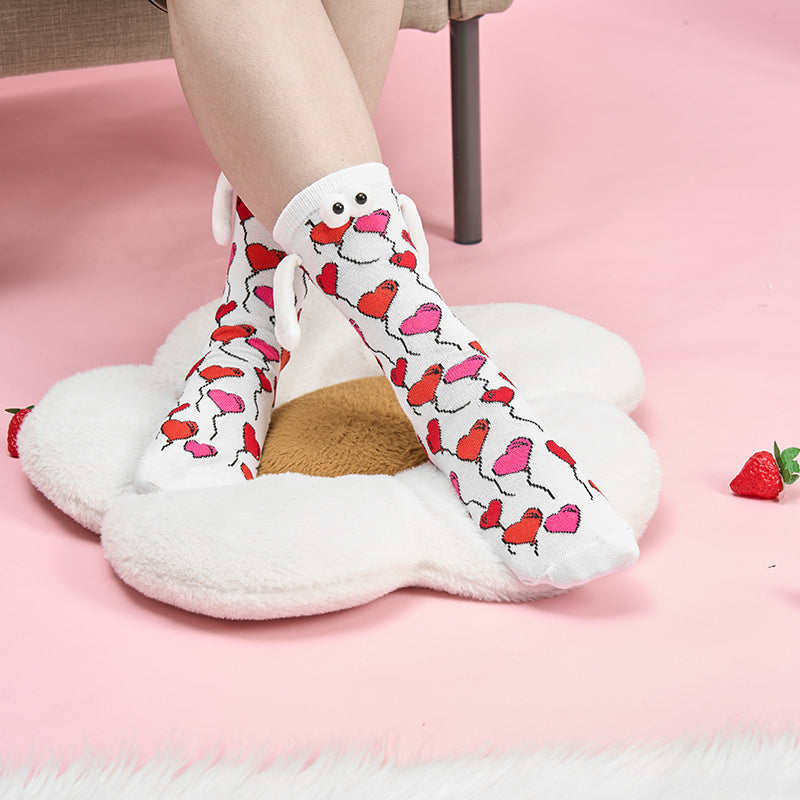 Couple amour aimant tenant par la main des chaussettes