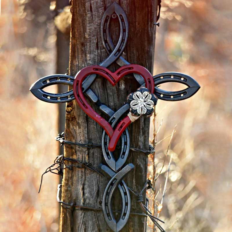 Croix en fer Ă cheval naturel avec coeur