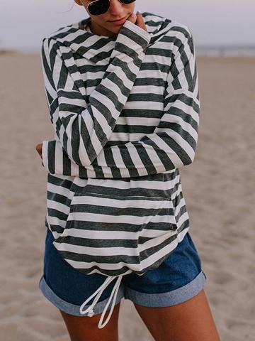 Pull rayé noir et blanc à capuche