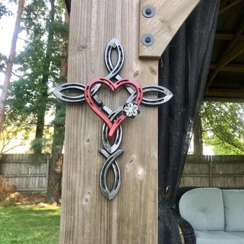 Croix en fer Ă cheval naturel avec coeur