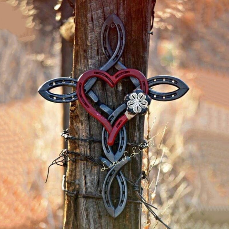 Croix en fer Ă cheval naturel avec coeur