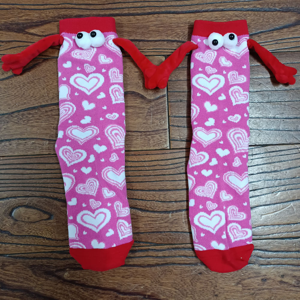 Couple amour aimant tenant par la main des chaussettes
