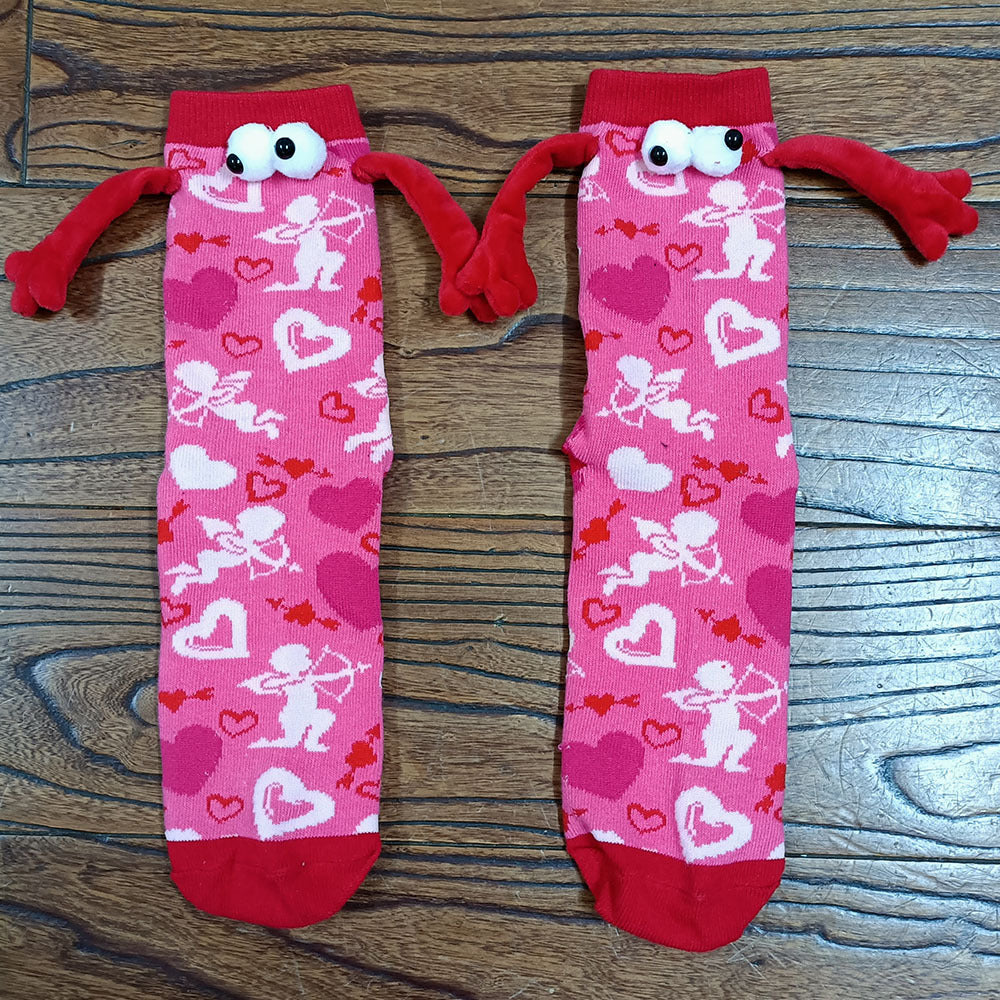 Couple amour aimant tenant par la main des chaussettes