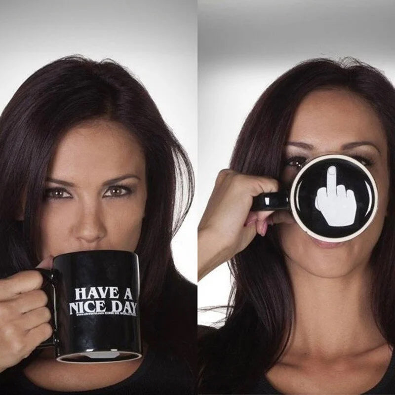 Tasse drôle avec le doigt du milieu