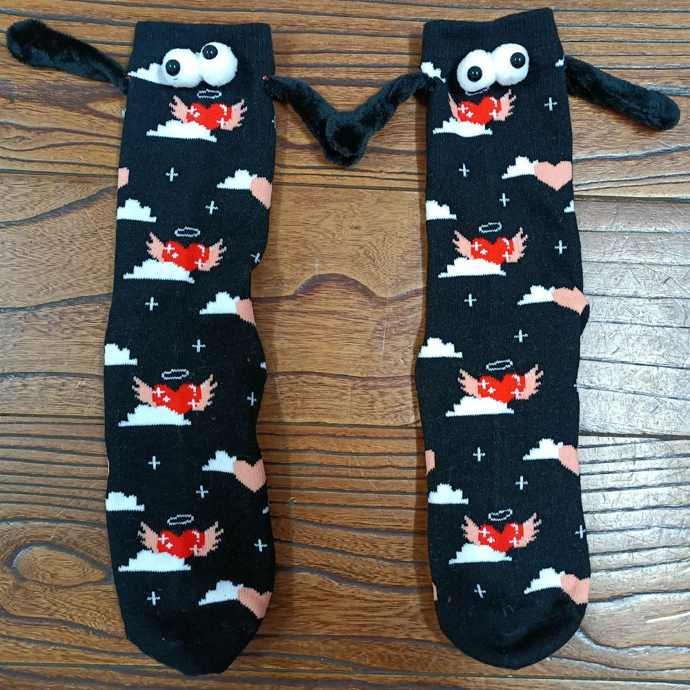 Couple amour aimant tenant par la main des chaussettes