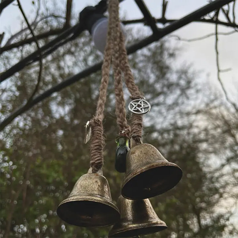Cloche porte-bonheur de l'exorcisme