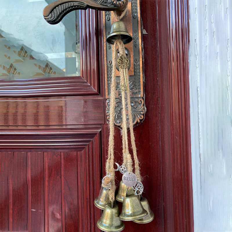 Cloche porte-bonheur de l'exorcisme