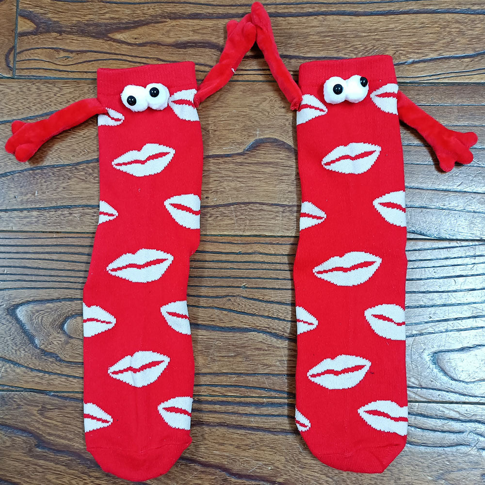 Couple amour aimant tenant par la main des chaussettes