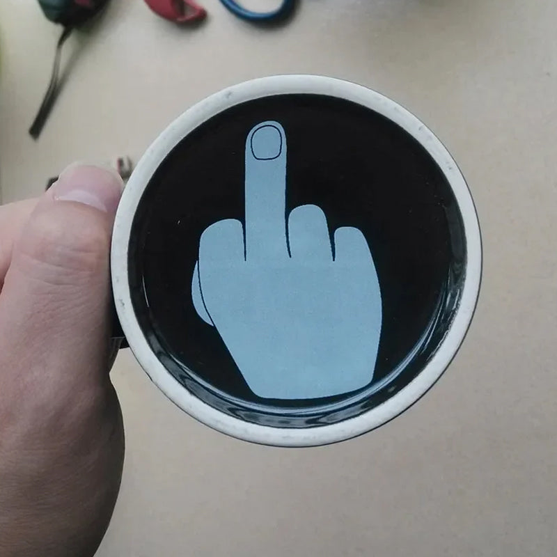 Tasse drôle avec le doigt du milieu