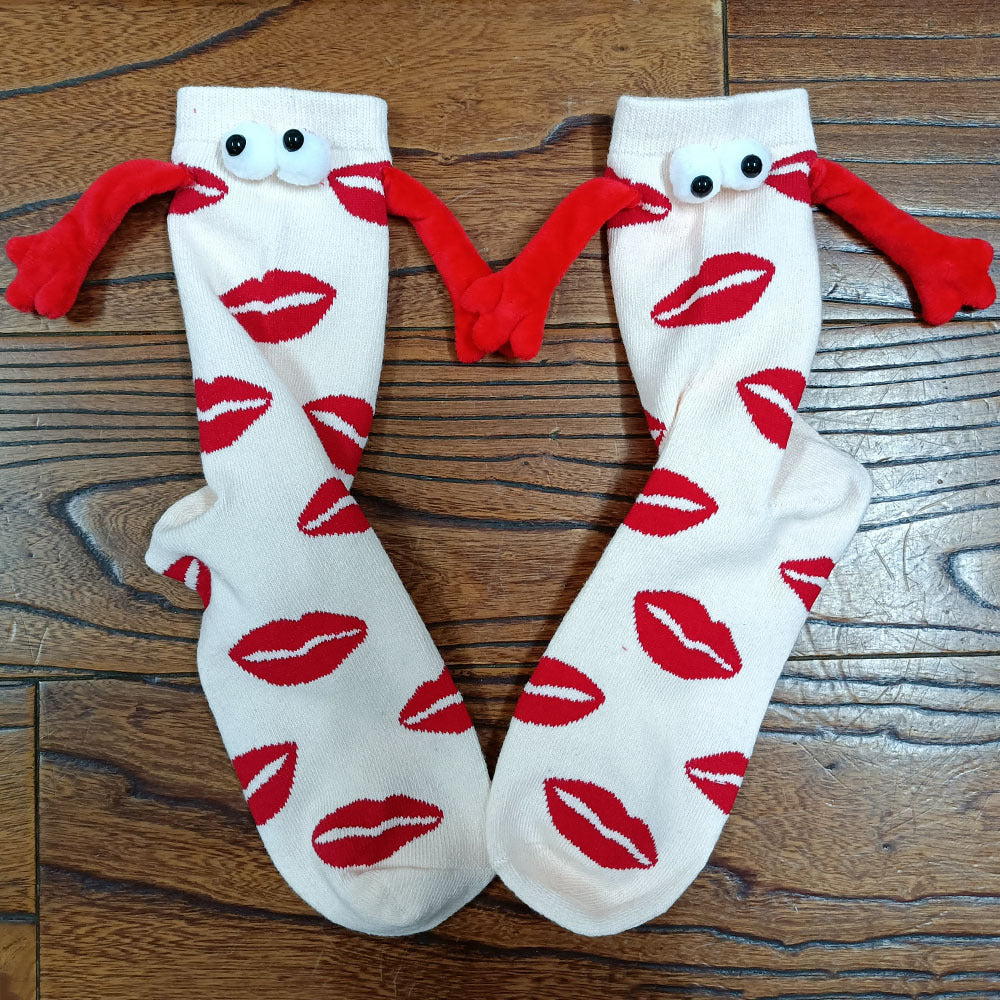 Couple amour aimant tenant par la main des chaussettes
