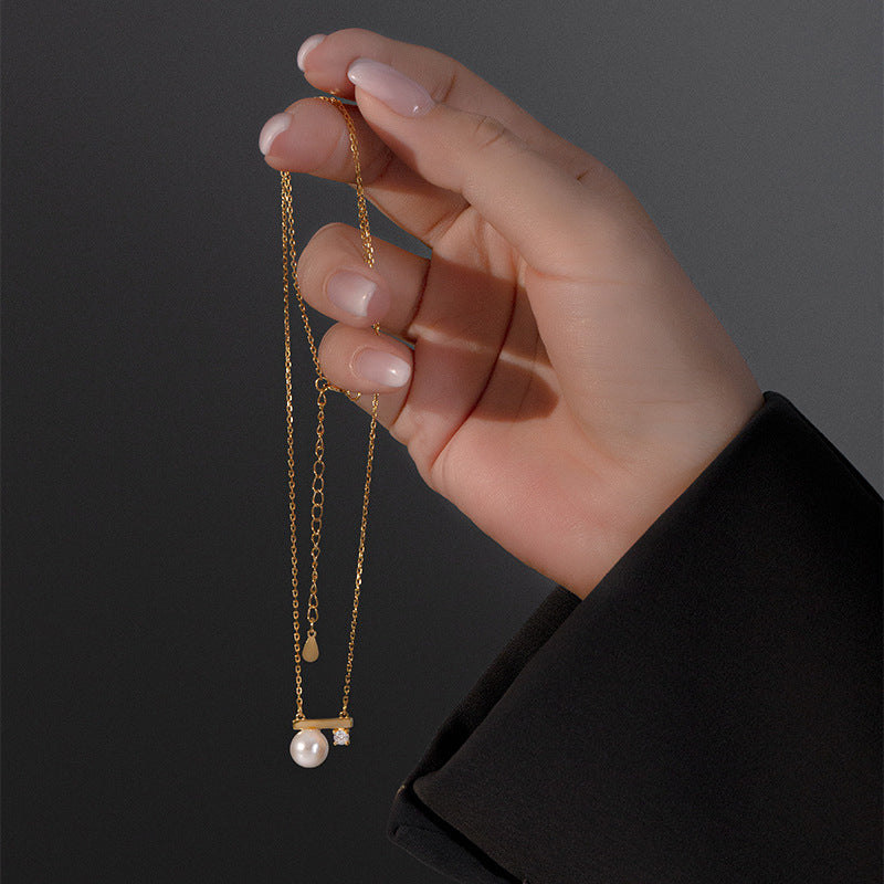 Collier avec pendentif en perle