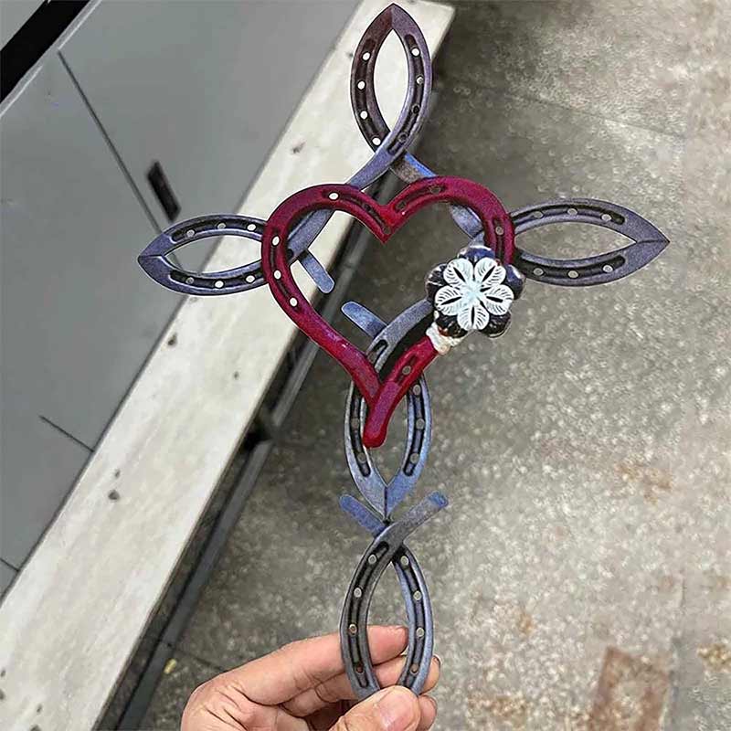 Croix en fer Ă cheval naturel avec coeur