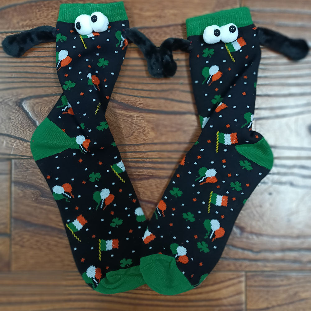 Couple amour aimant tenant par la main des chaussettes