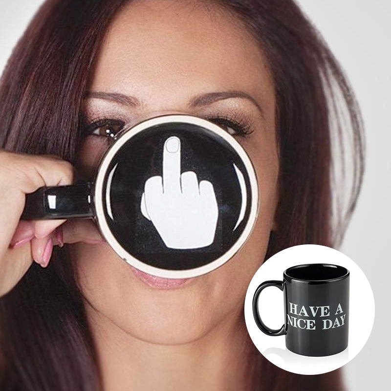 Tasse drôle avec le doigt du milieu