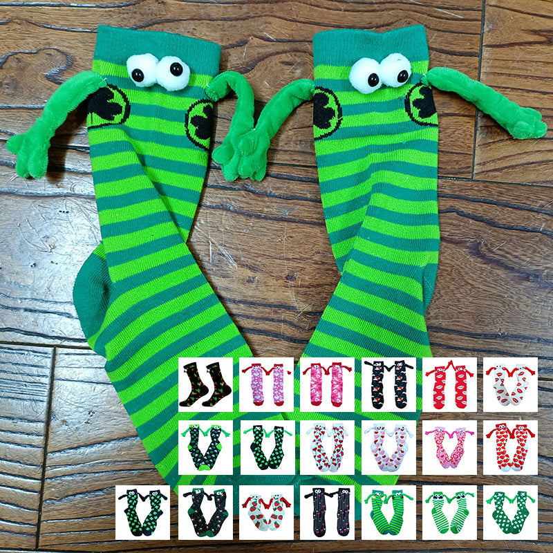 Couple amour aimant tenant par la main des chaussettes