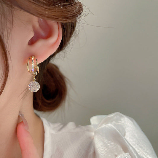 Boucles d'oreilles à la mode avec couronne de diamants