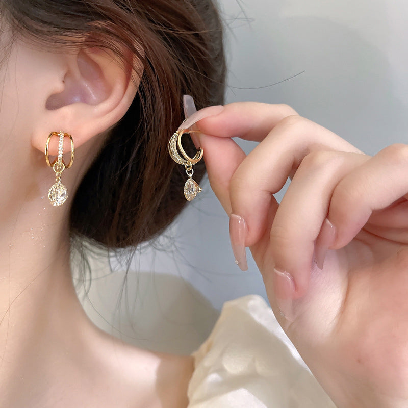 Boucles d'oreilles à la mode avec couronne de diamants