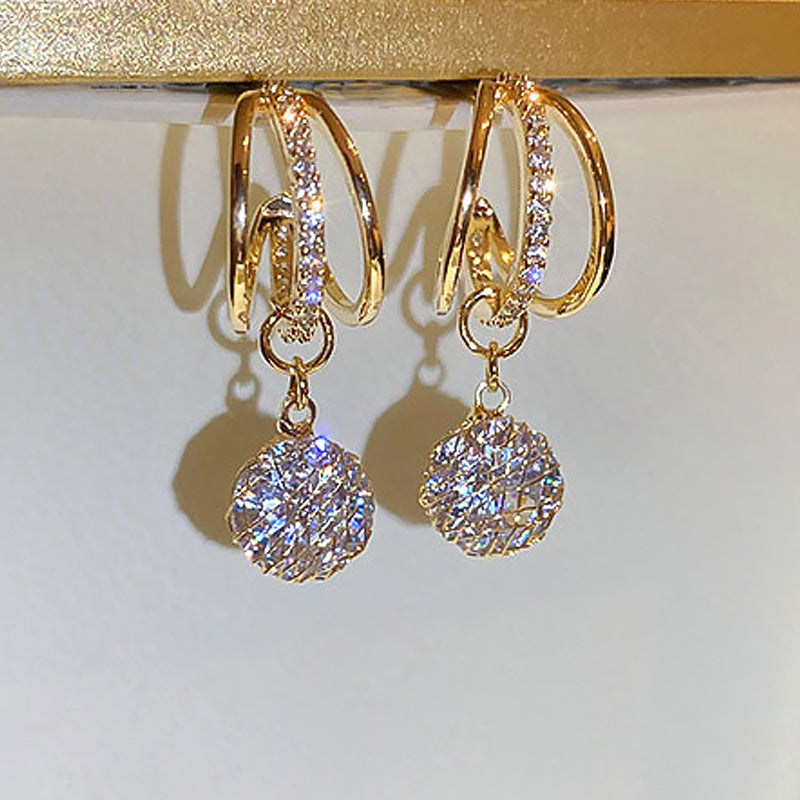 Boucles d'oreilles à la mode avec couronne de diamants