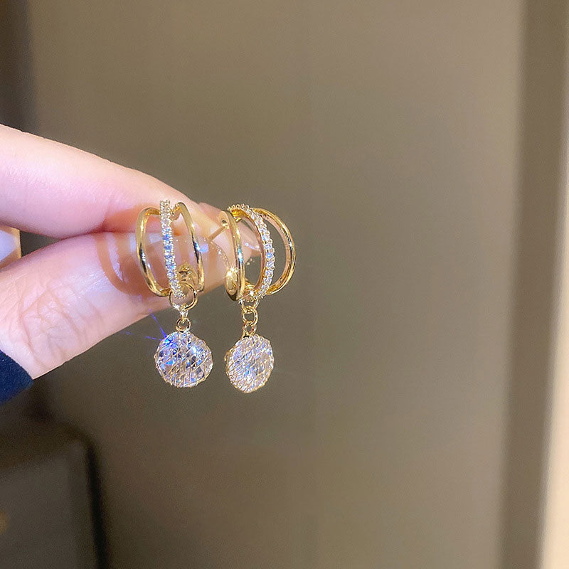 Boucles d'oreilles à la mode avec couronne de diamants