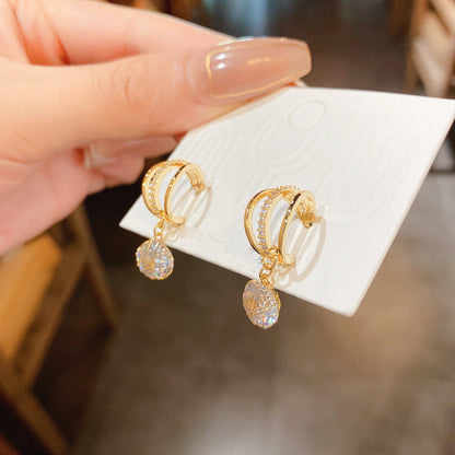 Boucles d'oreilles à la mode avec couronne de diamants