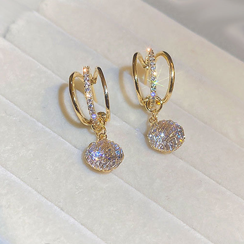 Boucles d'oreilles à la mode avec couronne de diamants