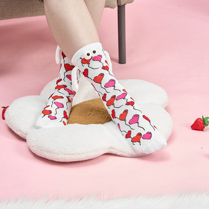 Couple amour aimant tenant par la main des chaussettes