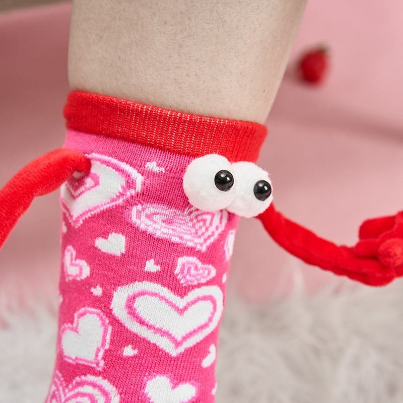 Couple amour aimant tenant par la main des chaussettes