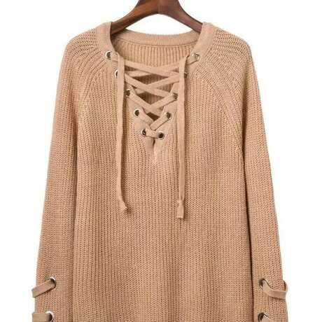 Robe en tricot avec col en V et laçage