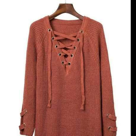 Robe en tricot avec col en V et laçage