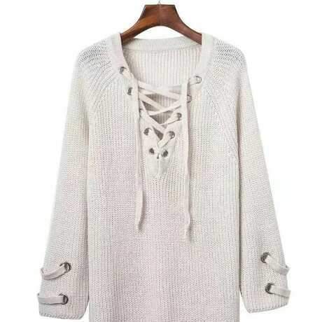 Robe en tricot avec col en V et laçage