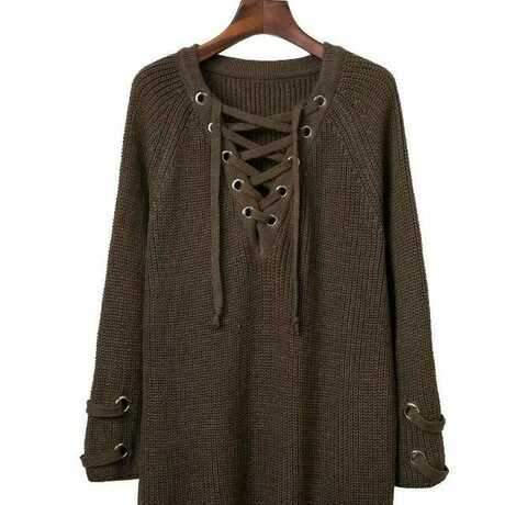 Robe en tricot avec col en V et laçage