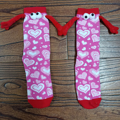 Couple amour aimant tenant par la main des chaussettes