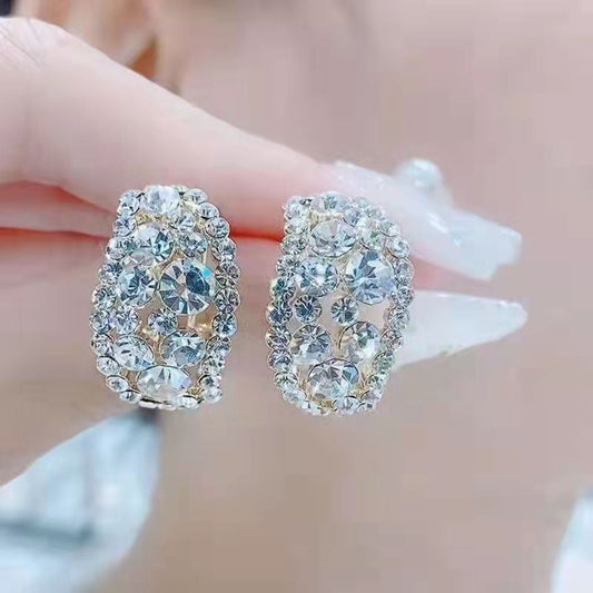 Boucles d'oreilles pleines de diamants