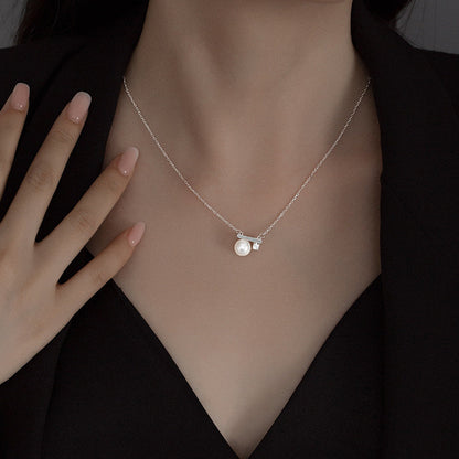 Collier avec pendentif en perle