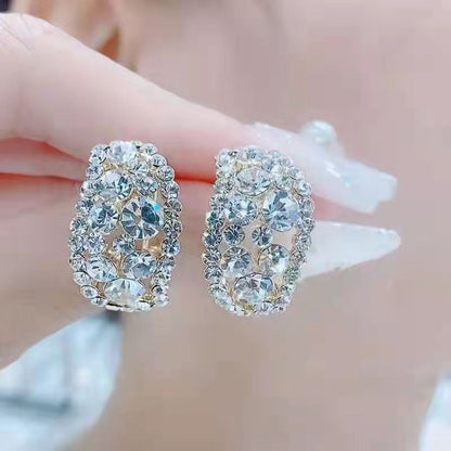 Boucles d'oreilles pleines de diamants