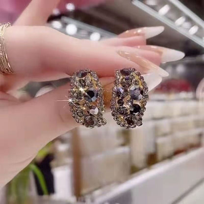 Boucles d'oreilles pleines de diamants