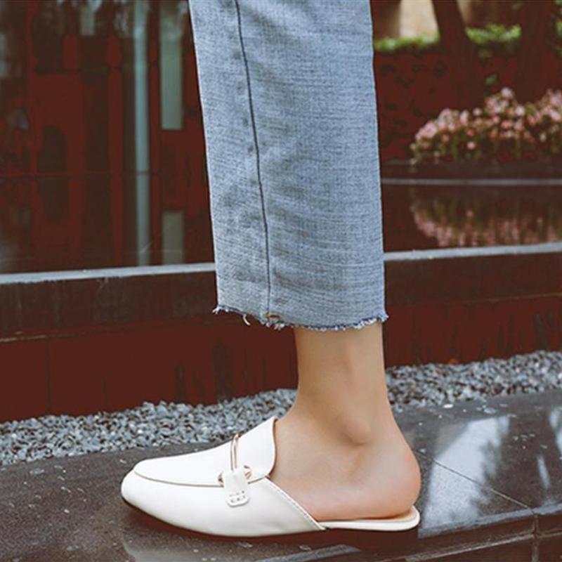 Pantoufles En Cuir Avec Boucle En Métal