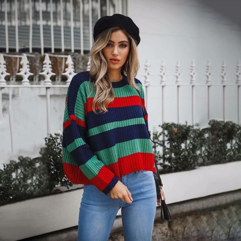 Pull à col rond avec des rayures colorées