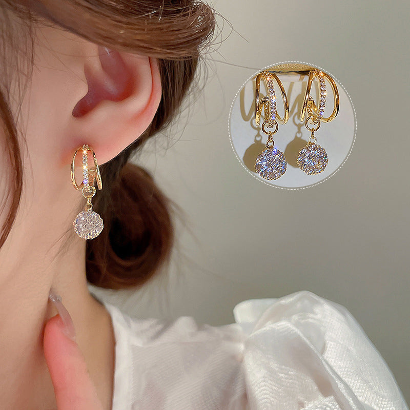 Boucles d'oreilles à la mode avec couronne de diamants