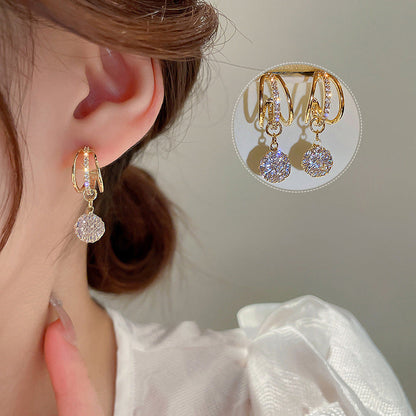 Boucles d'oreilles à la mode avec couronne de diamants