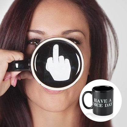Tasse drôle avec le doigt du milieu